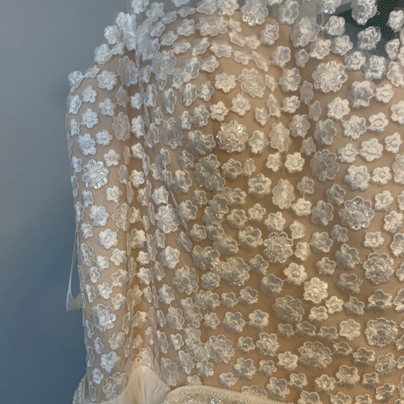 Wedding dress - Picture 4 of 9